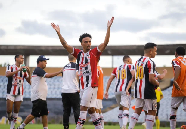 Wesley Souza comemora gol do River com a torcida