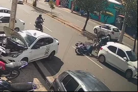 Câmera flagra acidente com dois motociclistas na capital