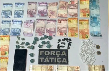 Foram encontrados com o suspeito 60 invólucros com substância análoga ao crac