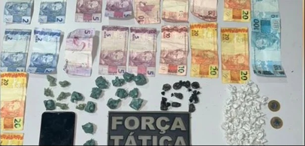 Foram encontrados com o suspeito 60 invólucros com substância análoga ao crac