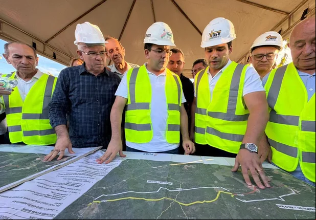 Rafael Fonteles e Leo Sobral visitam obras de recuperação da rodovia PI 240 no Sul do Piauí