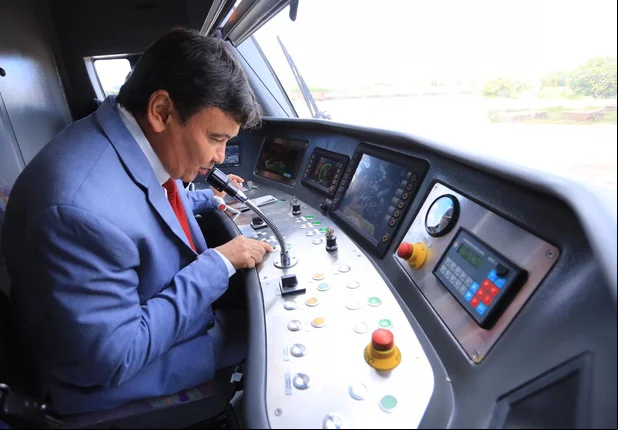 Entrega de Veículo Leve sobre Trilhos para o Metrô de Teresina