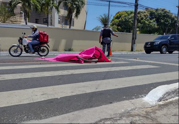 Ciclista morre esmagado por carreta na Avenida Presidente Kennedy