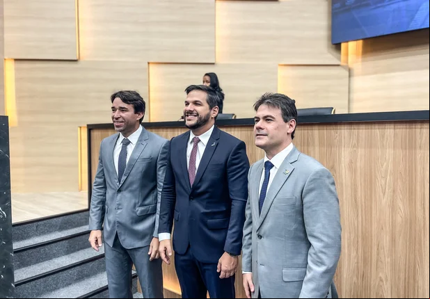 Secretário Washington Bandeira recebe Medalha do Mérito Legislativo